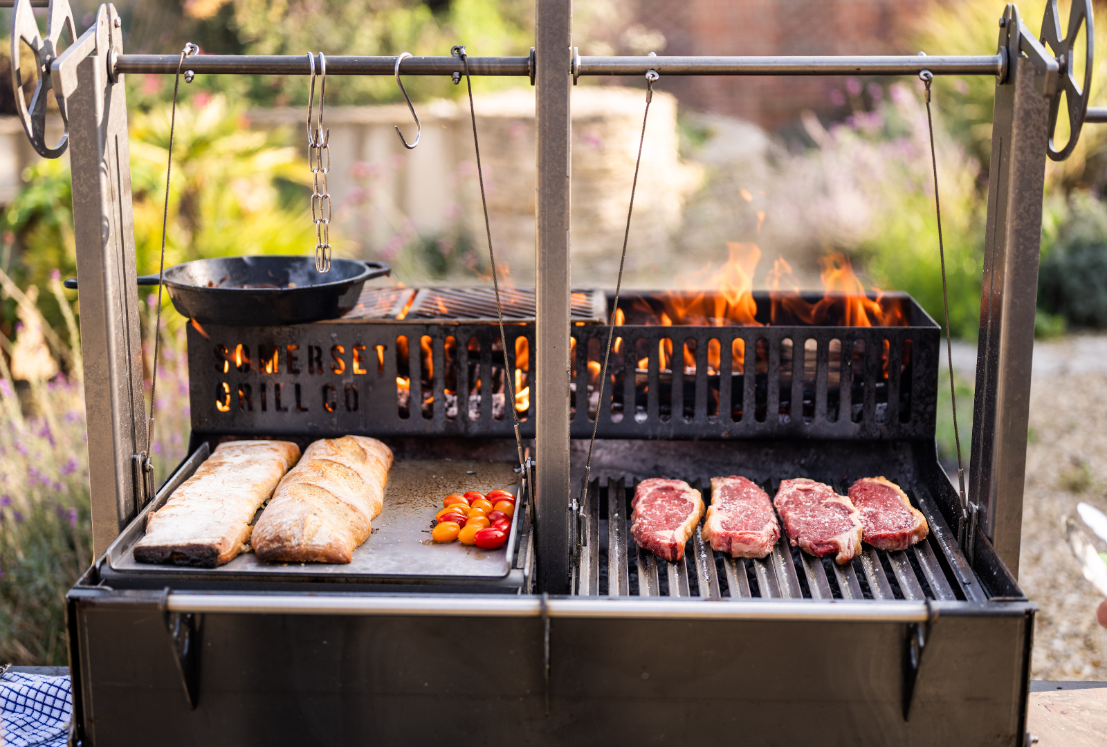 Stainless steel accessory for Grande with adjustable chain and flat platform surface